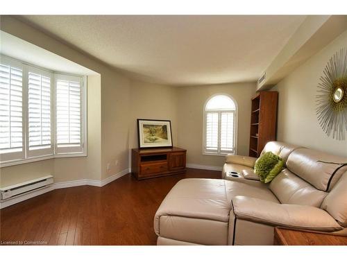 309-980 Golf Links Road, Ancaster, ON - Indoor Photo Showing Living Room