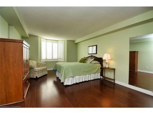 309-980 Golf Links Road, Ancaster, ON - Indoor Photo Showing Bedroom