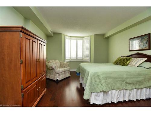 309-980 Golf Links Road, Ancaster, ON - Indoor Photo Showing Bedroom