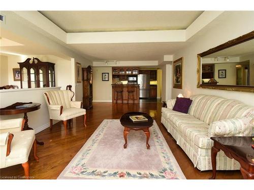 309-980 Golf Links Road, Ancaster, ON - Indoor Photo Showing Living Room