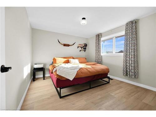 8 Lampton Place, Hamilton, ON - Indoor Photo Showing Bedroom