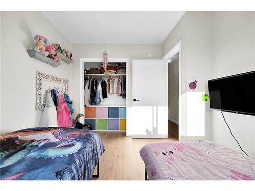 8 Lampton Place, Hamilton, ON - Indoor Photo Showing Bedroom