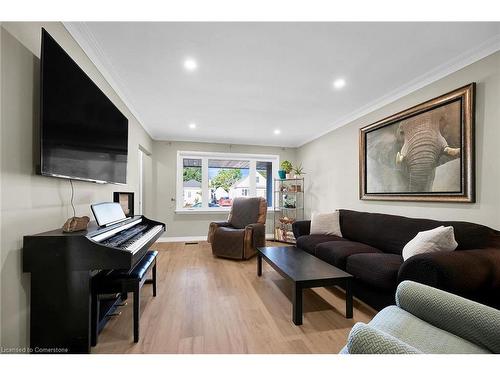 8 Lampton Place, Hamilton, ON - Indoor Photo Showing Living Room