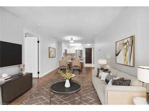 709-30 Grand Trunk Crescent, Toronto, ON - Indoor Photo Showing Living Room