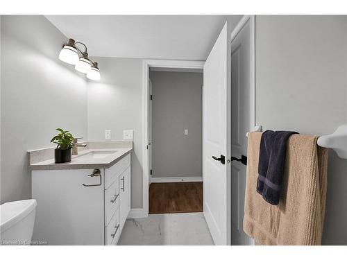 709-30 Grand Trunk Crescent, Toronto, ON - Indoor Photo Showing Bathroom