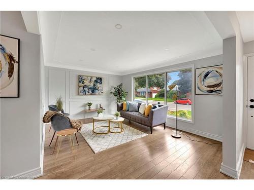 82 Warren Avenue, Hamilton, ON - Indoor Photo Showing Living Room