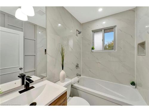 82 Warren Avenue, Hamilton, ON - Indoor Photo Showing Bathroom