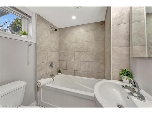 82 Warren Avenue, Hamilton, ON - Indoor Photo Showing Bathroom