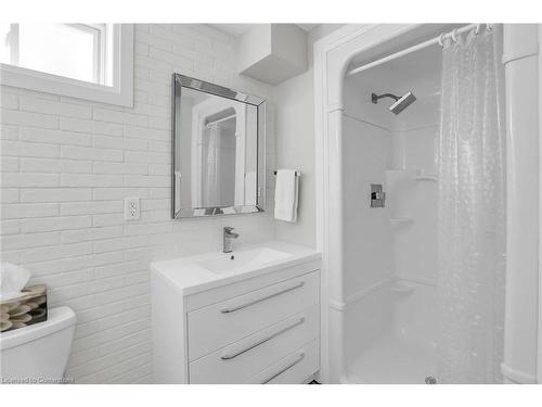 26A Baker Road N, Grimsby, ON - Indoor Photo Showing Bathroom