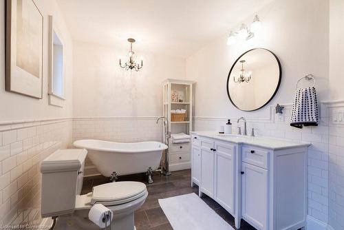 952 Montclair Avenue, Hamilton, ON - Indoor Photo Showing Bathroom