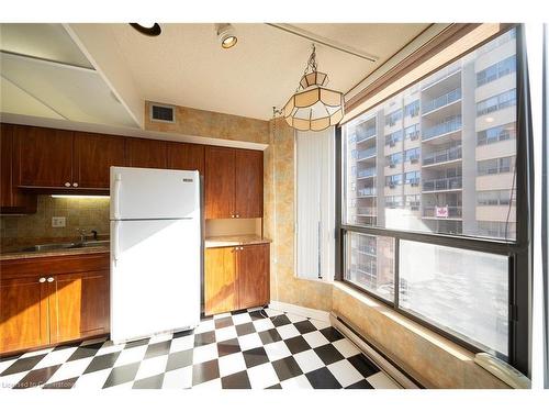 801-49 Robinson Street, Hamilton, ON - Indoor Photo Showing Kitchen