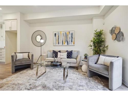 16-527 Shaver Road, Ancaster, ON - Indoor Photo Showing Living Room