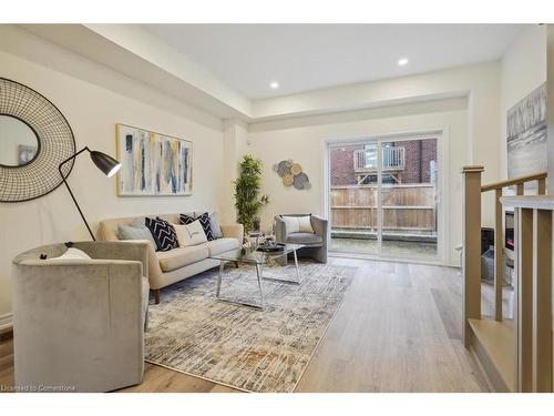 16-527 Shaver Road, Ancaster, ON - Indoor Photo Showing Living Room