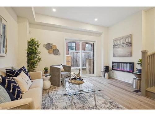 16-527 Shaver Road, Ancaster, ON - Indoor Photo Showing Living Room