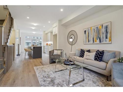 16-527 Shaver Road, Ancaster, ON - Indoor Photo Showing Living Room