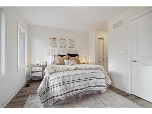 16-527 Shaver Road, Ancaster, ON - Indoor Photo Showing Bedroom