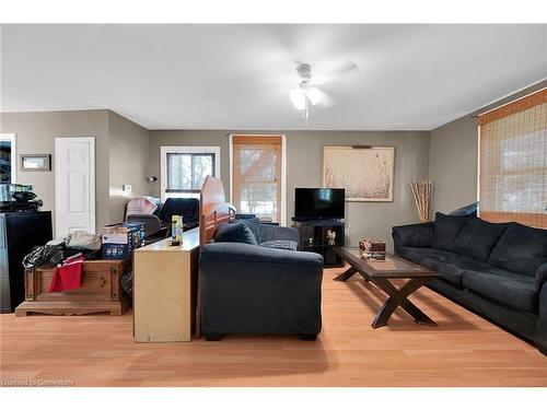 942 Upper Gage Avenue, Hamilton, ON - Indoor Photo Showing Living Room