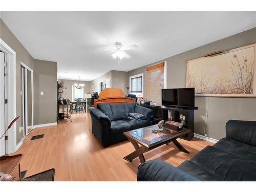 942 Upper Gage Avenue, Hamilton, ON - Indoor Photo Showing Living Room