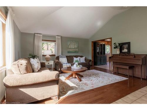 25 Ridge Road E, Grimsby, ON - Indoor Photo Showing Living Room