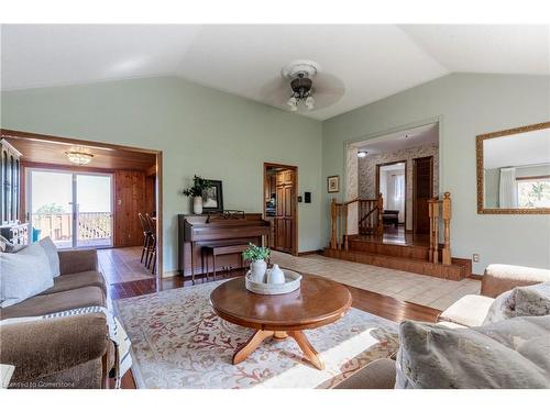 25 Ridge Road E, Grimsby, ON - Indoor Photo Showing Living Room