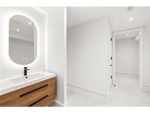 109 Reding Road, Ancaster, ON - Indoor Photo Showing Bathroom