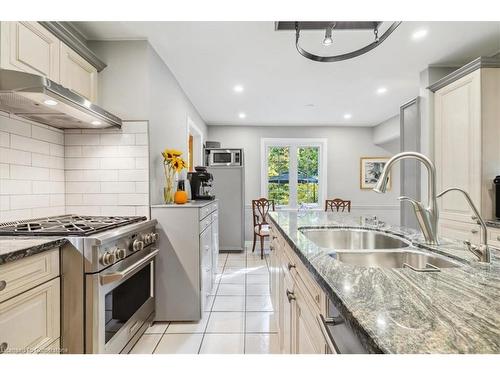 1230 Appleford Lane, Burlington, ON - Indoor Photo Showing Kitchen With Double Sink With Upgraded Kitchen