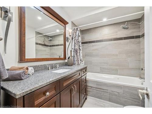 1230 Appleford Lane, Burlington, ON - Indoor Photo Showing Bathroom