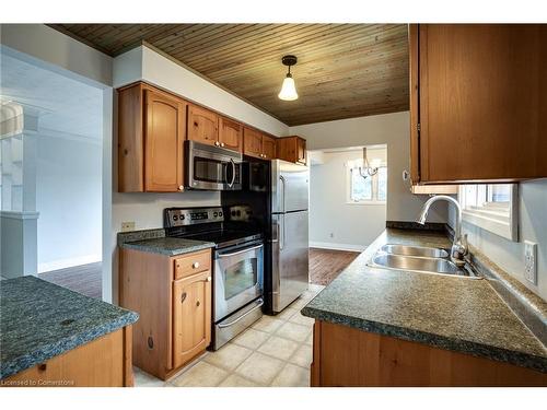 268 Orkney Street W, Caledonia, ON - Indoor Photo Showing Kitchen With Double Sink