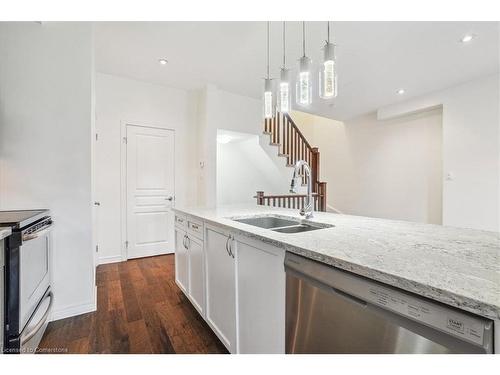 37-541 Winston Road, Grimsby, ON - Indoor Photo Showing Kitchen With Double Sink With Upgraded Kitchen