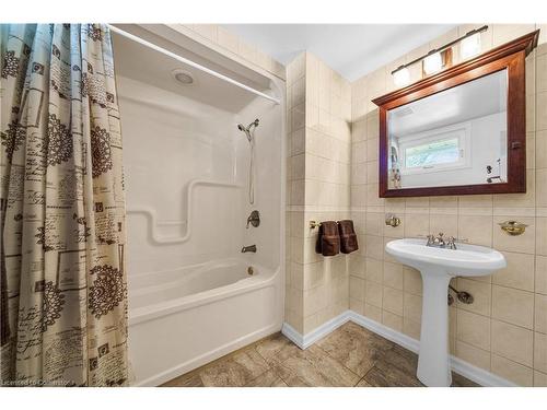 11 Centennial Drive, Grimsby, ON - Indoor Photo Showing Bathroom