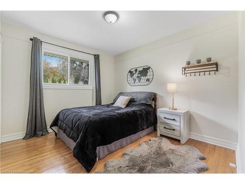 333 Golf Club Road, Hamilton, ON - Indoor Photo Showing Bedroom