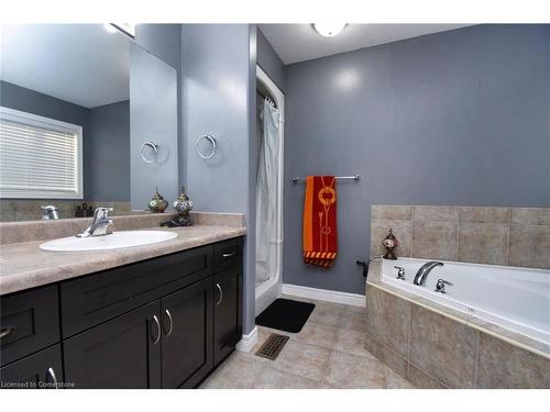 30 Newlove Street, Hamilton, ON - Indoor Photo Showing Bathroom