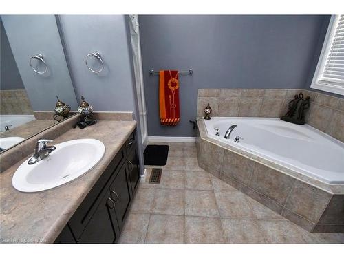 30 Newlove Street, Hamilton, ON - Indoor Photo Showing Bathroom