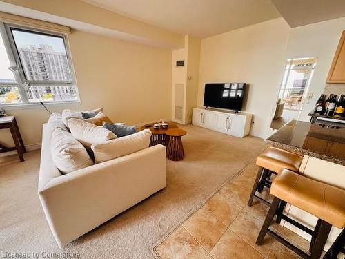 703-399 Elizabeth Street, Burlington, ON - Indoor Photo Showing Living Room