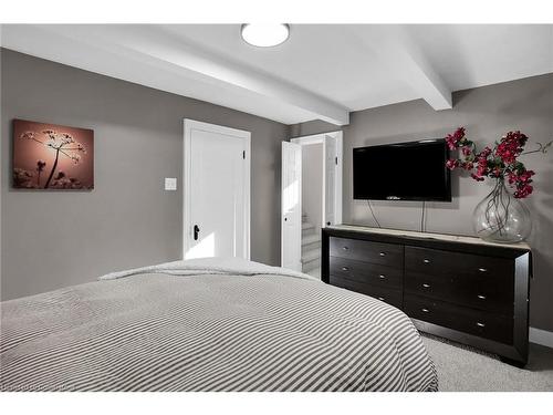 65 London Street S, Hamilton, ON - Indoor Photo Showing Bedroom