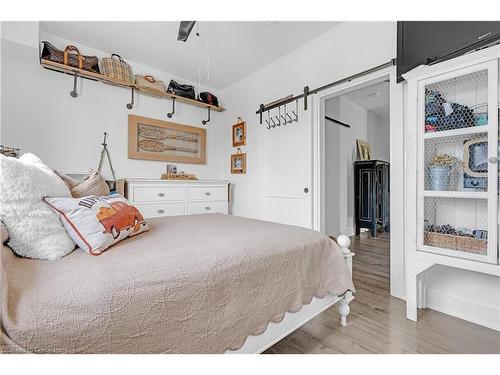 211-3710 Main Street, Niagara Falls, ON - Indoor Photo Showing Bedroom