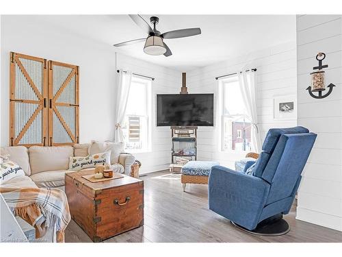 211-3710 Main Street, Niagara Falls, ON - Indoor Photo Showing Living Room With Fireplace