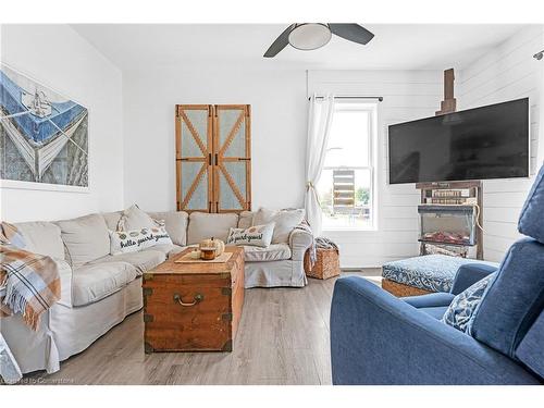 211-3710 Main Street, Niagara Falls, ON - Indoor Photo Showing Living Room