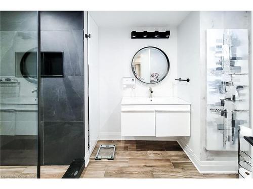 49 Aberdeen Avenue, Mount Hope, ON - Indoor Photo Showing Bathroom