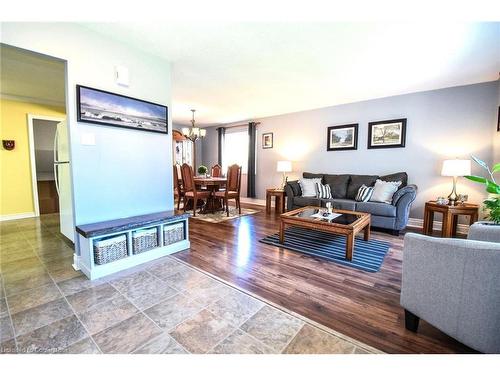 4502 Cedarbrook Lane, Beamsville, ON - Indoor Photo Showing Living Room