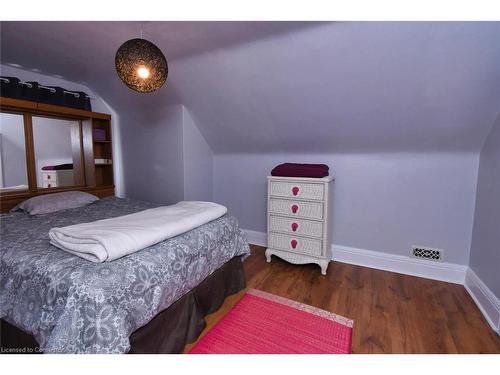 86 Graham Avenue S, Hamilton, ON - Indoor Photo Showing Bedroom