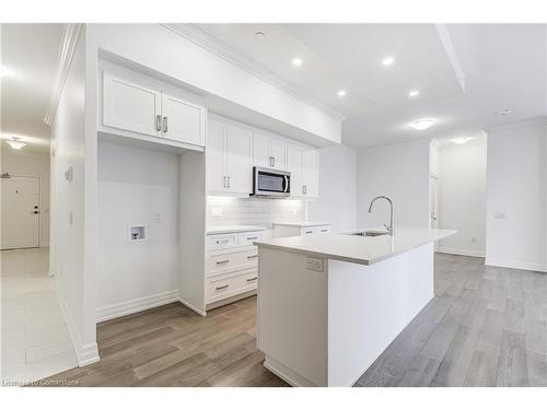 101-1880 Gordon Street, Guelph, ON - Indoor Photo Showing Kitchen With Upgraded Kitchen