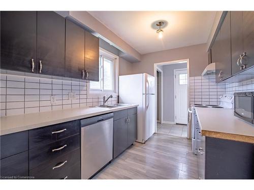 25 Lampman Crescent, Thorold, ON - Indoor Photo Showing Kitchen