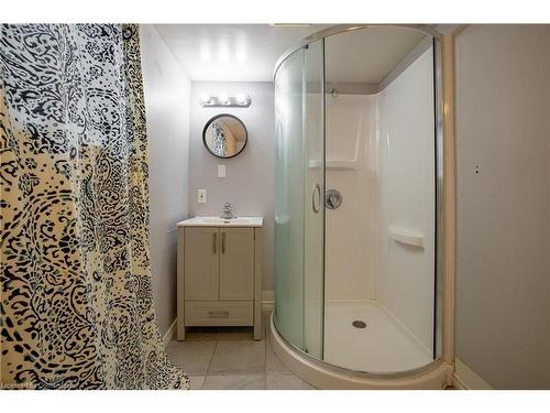 25 Lampman Crescent, Thorold, ON - Indoor Photo Showing Bathroom