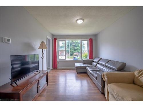 25 Lampman Crescent, Thorold, ON - Indoor Photo Showing Living Room