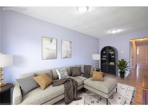 25 Lampman Crescent, Thorold, ON - Indoor Photo Showing Living Room