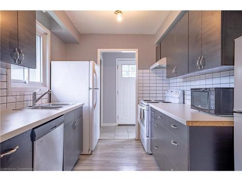 25 Lampman Crescent, Thorold, ON - Indoor Photo Showing Kitchen With Double Sink