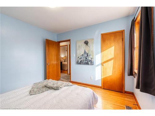 818 Ninth Avenue, Hamilton, ON - Indoor Photo Showing Bedroom