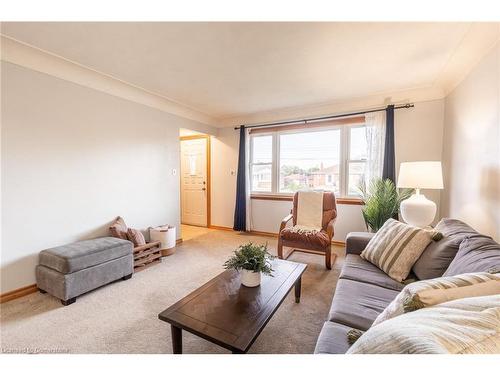 818 Ninth Avenue, Hamilton, ON - Indoor Photo Showing Living Room