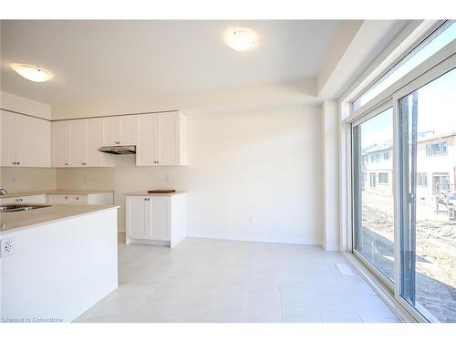 377 Provident Way, Hamilton, ON - Indoor Photo Showing Kitchen